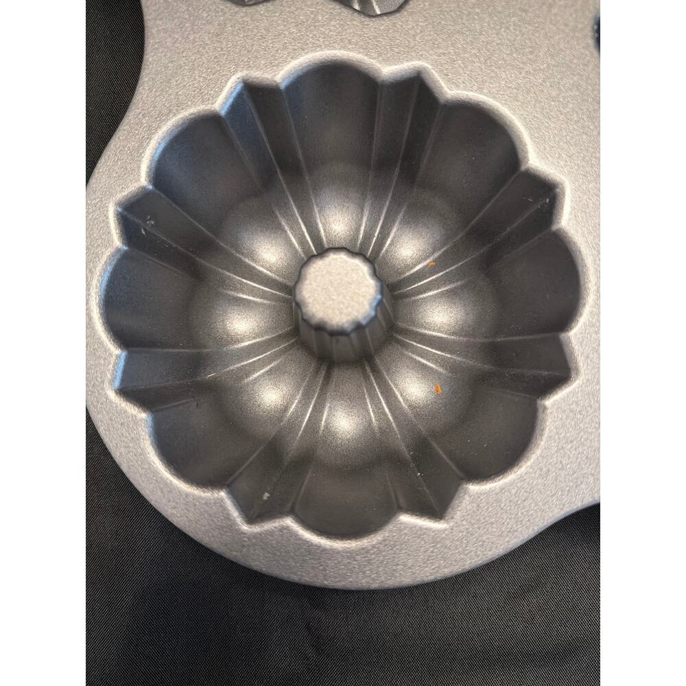 Nordic Ware 9-Cup Bundt Cake Quartet Pan in Metallic Gray Y2K Excellent Shape - Picture 8 of 9
